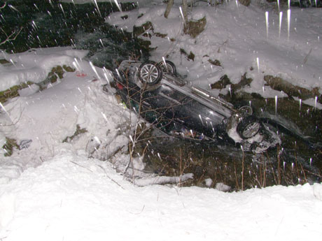 Der Personenwagen stürzte 30 Meter über eine Böschung und landete im Rombach