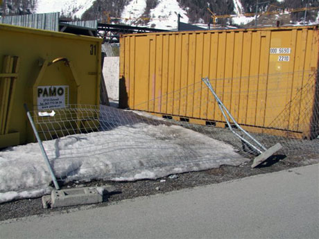 Die Eisengitter wurden von Unbekannten stark beschädigt
