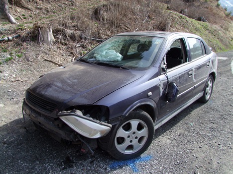 Der total beschädigte Personenwagen nach dem Unfall