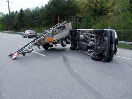 Unfall beim Anschluss Landquart: Die Fahrzeugkomposition geriet ins Wanken und kippte zur Seite