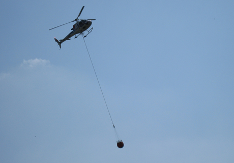 Ein Helikopter der Air Grischa unterstütze die Feuerwehr