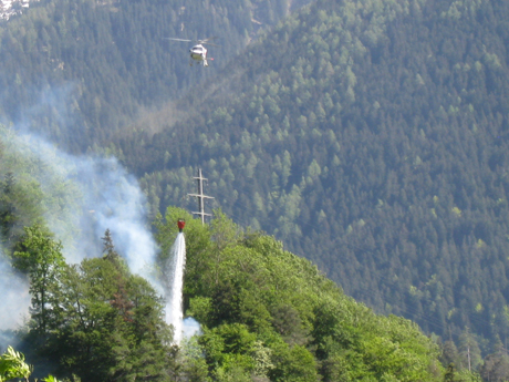 Die Air Grischa unterstützte die Feuerwehren bei den Löscharbeiten
