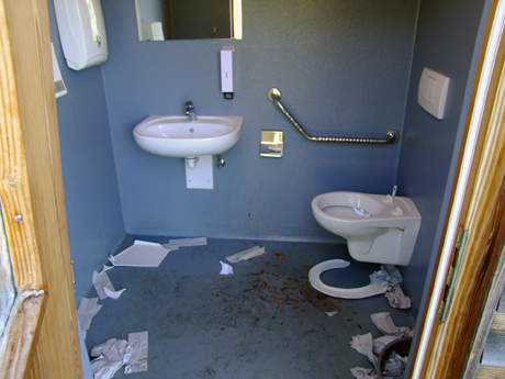 Auch das Innere der Toiletten wurde zerstört