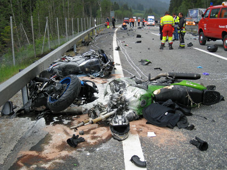 Die beteiligten Motorräder wurden total beschädigt
