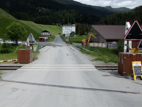 Die beschädigten Bahnschranken beim Übergang Gadenstatt