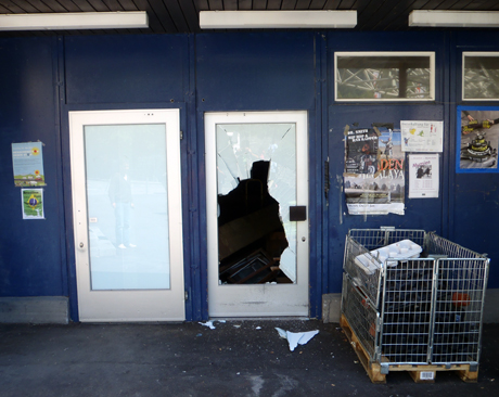 Konnte das Kalb nicht stoppen: Die Eingangstüre bei der Migros in Thusis