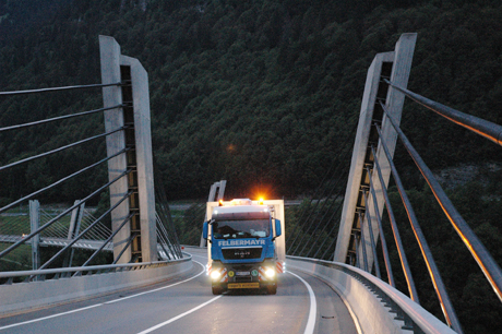 Die Sunniberg-Brücke bei Klosters musste einzeln befahren werden