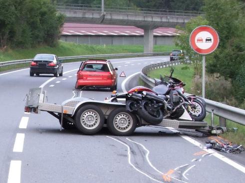 Endlage des in Richtung Davos fahrenden Personenwagens mit Anhänger