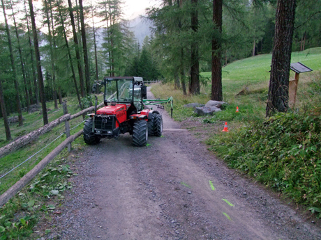 Der Mountainbiker kollidierte mit diesem Traktor