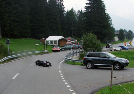 Scontro tra auto e moto sulla strada cantonale provoca un ferito