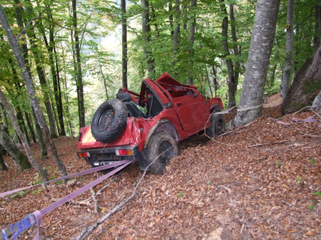 Im steilen Gelände gesichert: Das total beschädigte Fahrzeug konnte erst am Mittwochmorgen geborgen werden