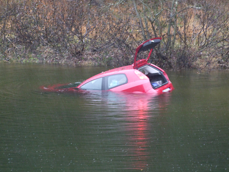 Autoveicolo finisce in un lago senza conducente 
