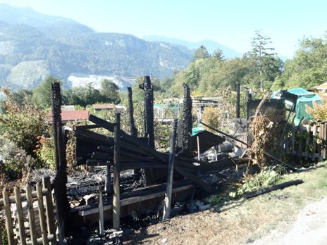 Die beiden Gartenhäuser brannten vollständig ab