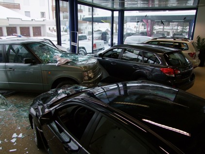 Beschädigte Fahrzeuge in der Ausstellhalle