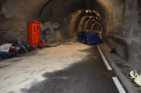 Übersichtsaufnahme der Unfallstelle im Tunnel