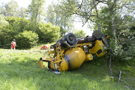 Ein Baum stoppte das 18 Tonnen schwere Fahrzeug