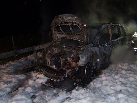 Auto completamente distrutta dal fuoco
