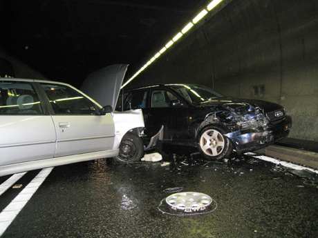 Seitlich-frontale Kollision: Die beiden Personenwagen wurden total beschädigt