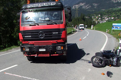 Verkehrsunfall zwischen Motorrad und Lastwagen