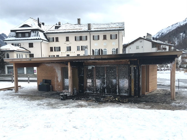 Von den Flammen beschädigter Kiosk