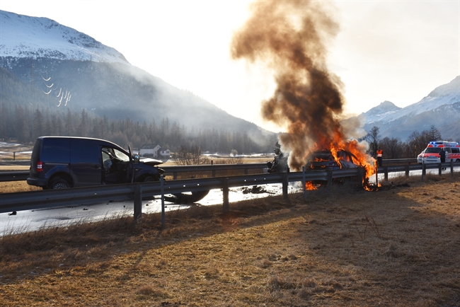 Übersicht der Unfallstelle mit brennendem Auto