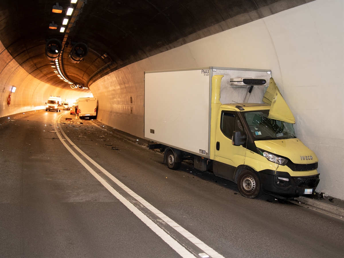 Demolierter Lieferwagen des Italieners an der Tunnelwand auf der Gegenfahrbahn