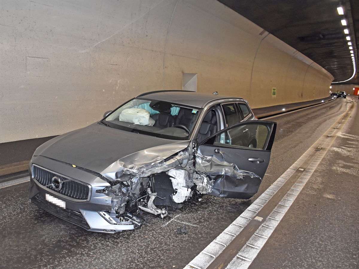 Total beschädigtes Auto des 91-jährigen Lenkers – die linke Fahrzeugfront ist eingeschlagen. Alle Airbags wurden ausgelöst