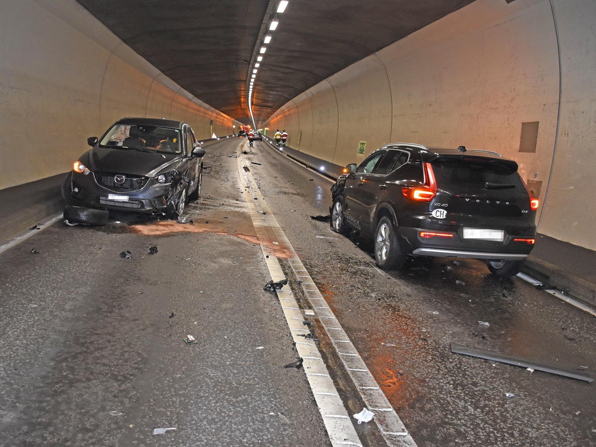 Die beiden anderen total beschädigten Autos im Tunnel