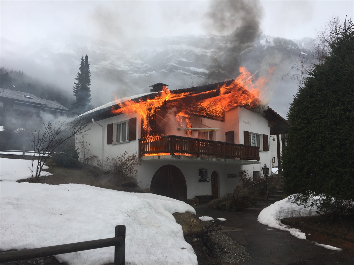 Das Ferienhaus steht in Flammen und Rauch