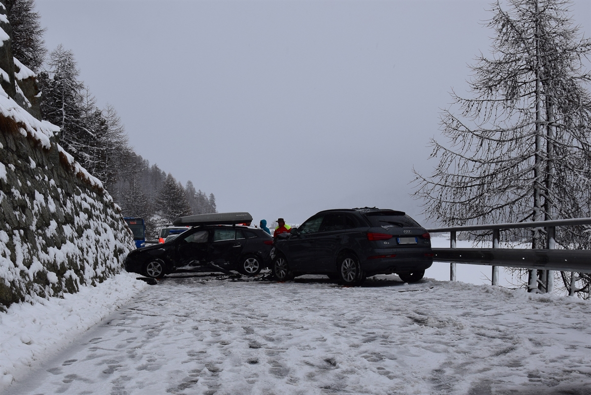 Die beiden total beschädigten Autos auf der schneebedeckten Fahrbahn in Endlage.