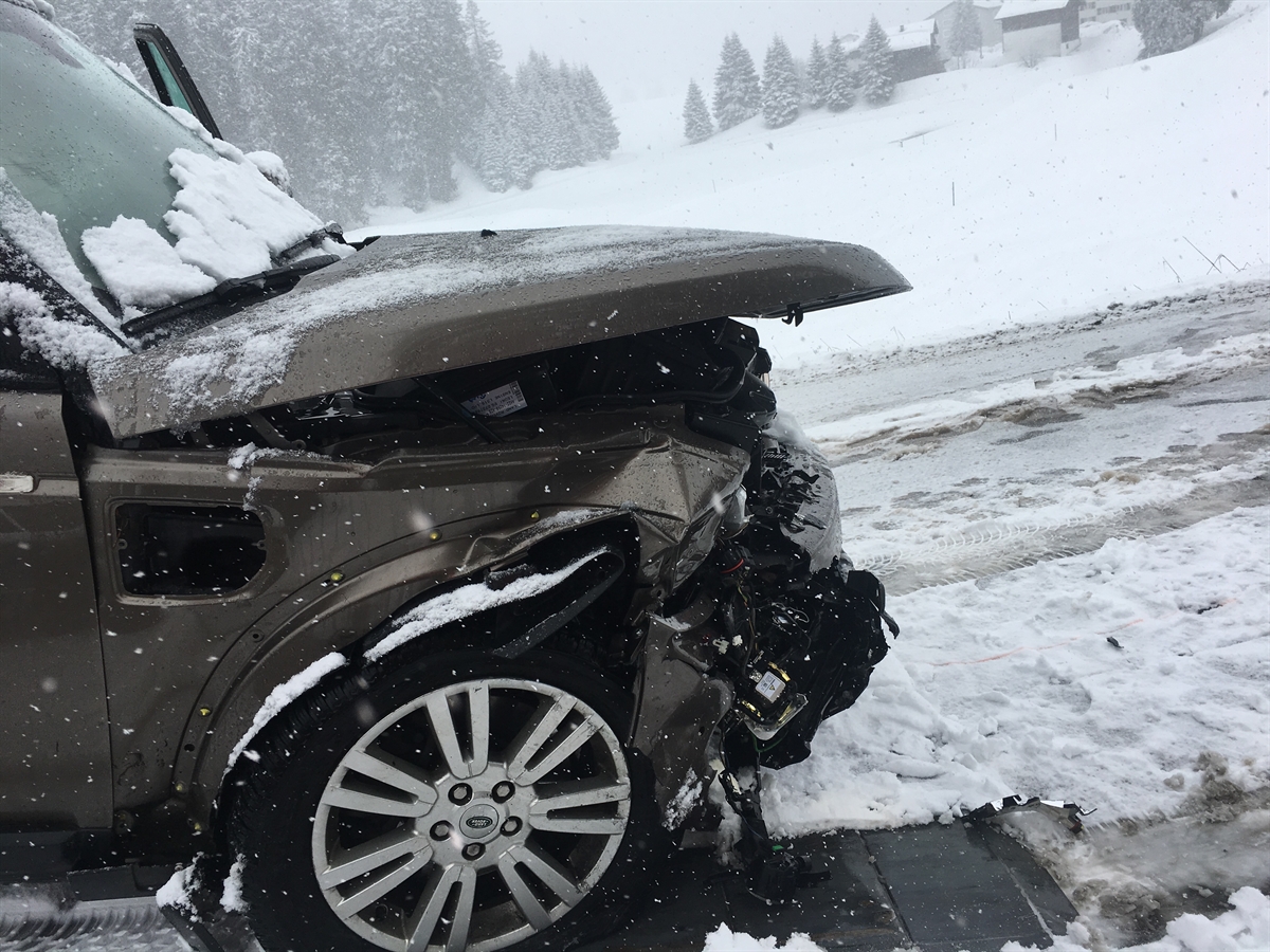 Das Auto, das in die Kollision in Valbella involviert war mit stark beschädigter Front.