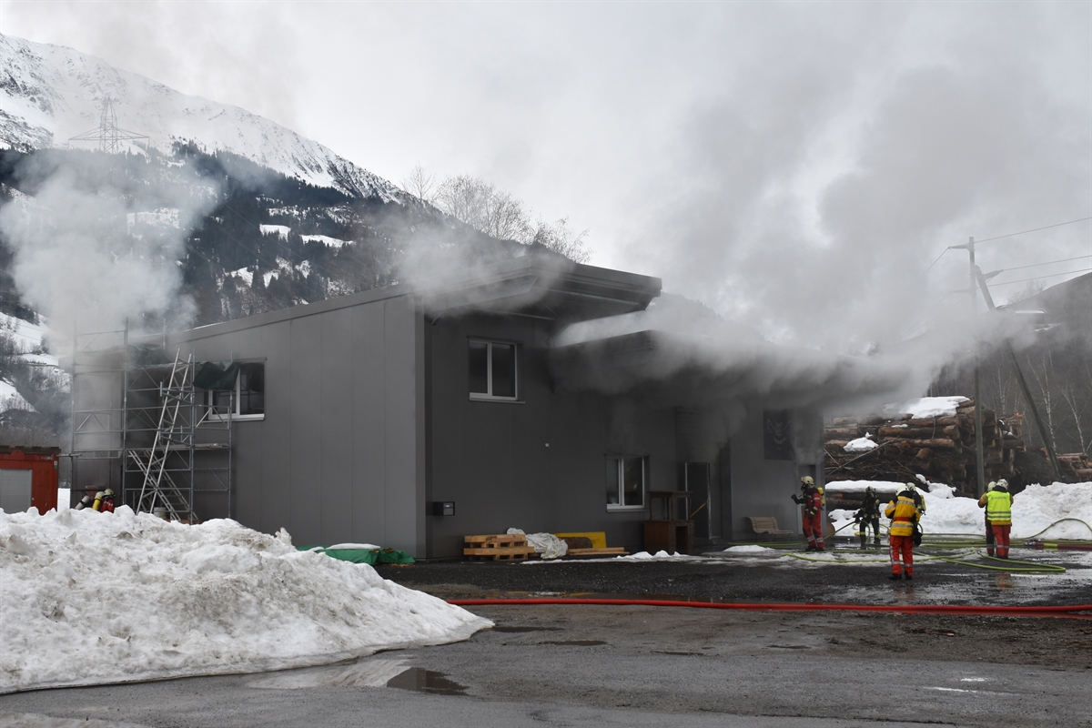 Rauch dringt aus der Eventhalle