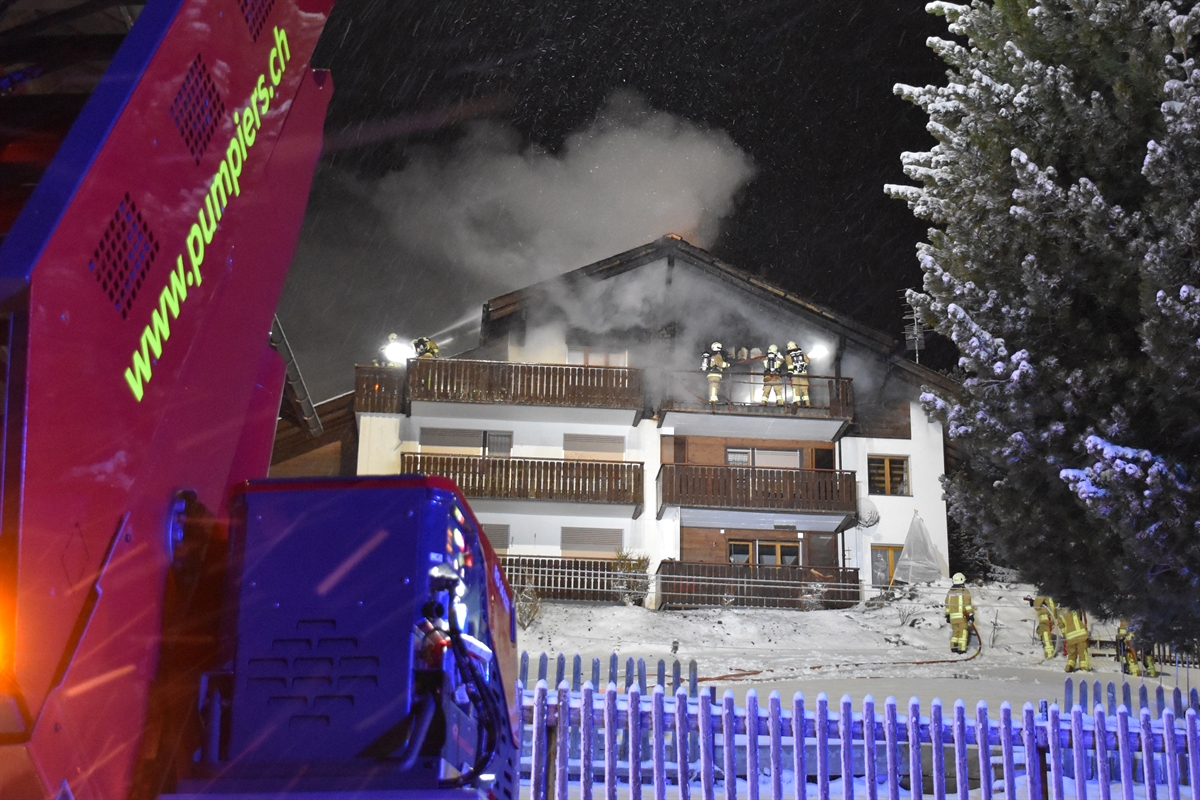 Feuerwehr hat Brand unter Kontrolle, es raucht