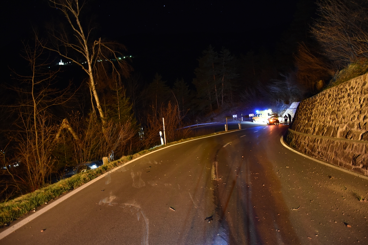 Die H3, rechts die Stützmauer. Links unterhalb der Strasse ist ein Teil des Autos ersichtlich.