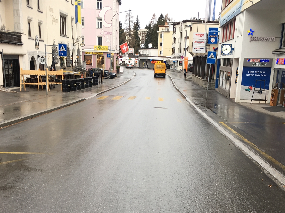 Ansicht der Promenade in Davos Dorf mit dem Fussgängerstreifen, auf welchem das Kind und die Frau beinahe angefahren wurden.