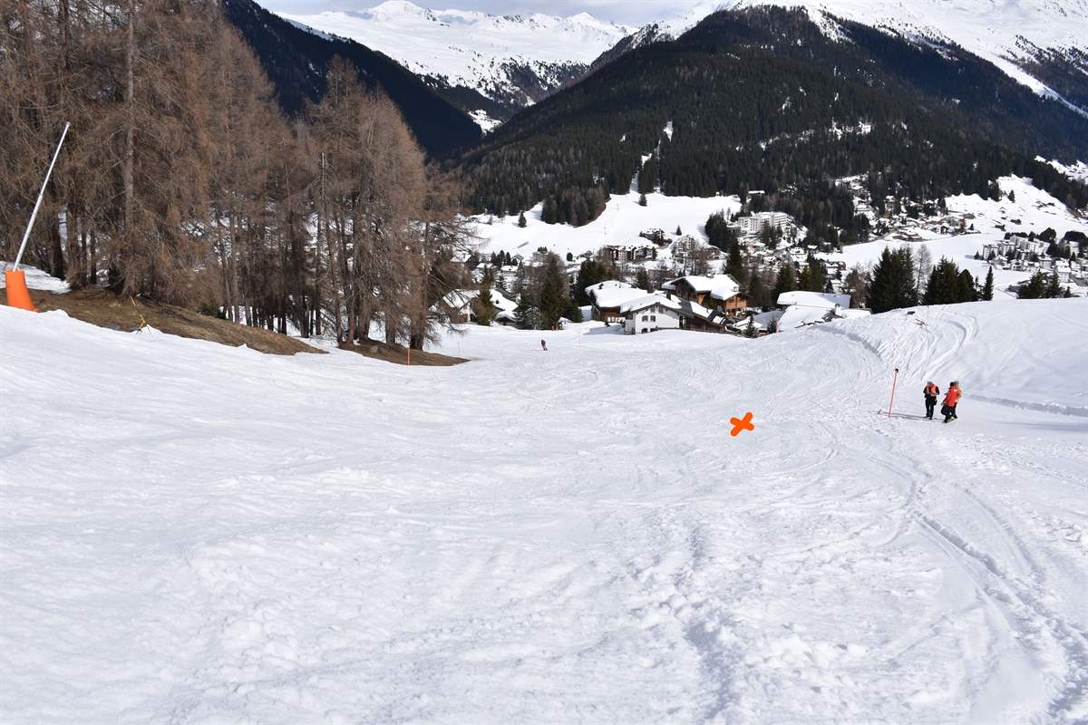 Übersichtsaufnahme der Skipiste Palüdahang zur Talstation Davos Dorf