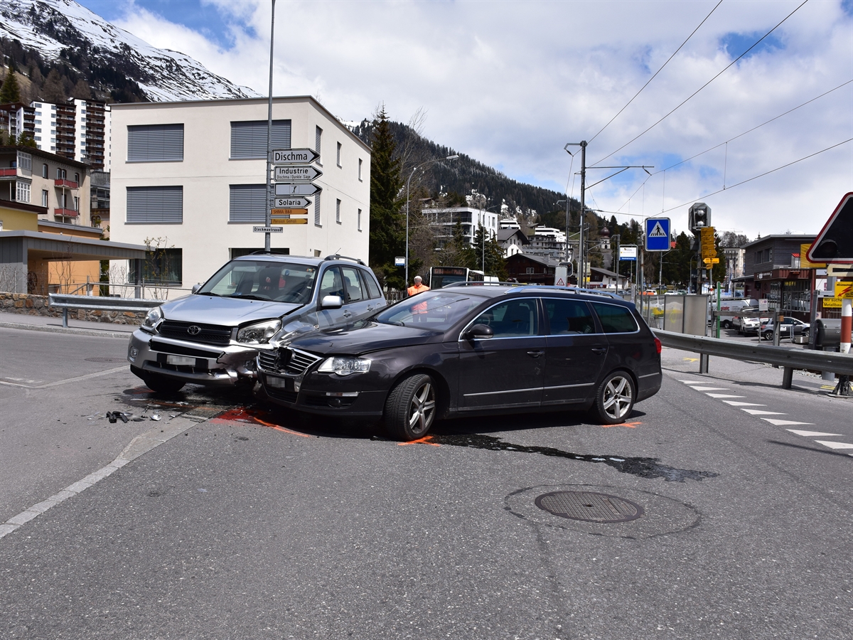 Endlage der beiden beteiligten Personenwagen nach der Kollision auf der Dischmakreuzung in Davos.