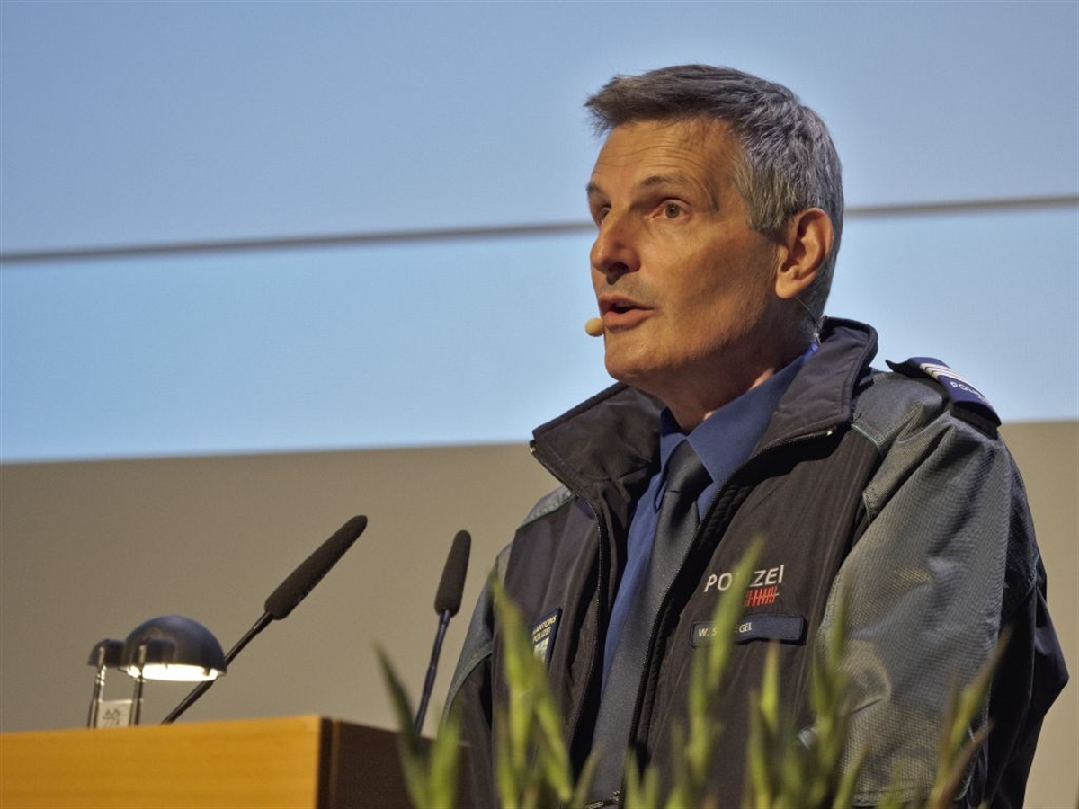 Kommandant Walter Schlegel am Rednerpult