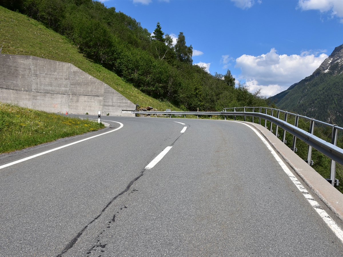 Linkskurve mit Örtlichkeit, bei welcher der Töfffahrer zu Fall kam