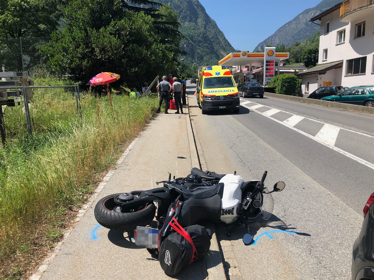 Das Motorrad liegt auf der Strasse neben dem Trottoir. Im Hintergrund eine Ambulanz und Rettungskräfte bei der Arbeit.