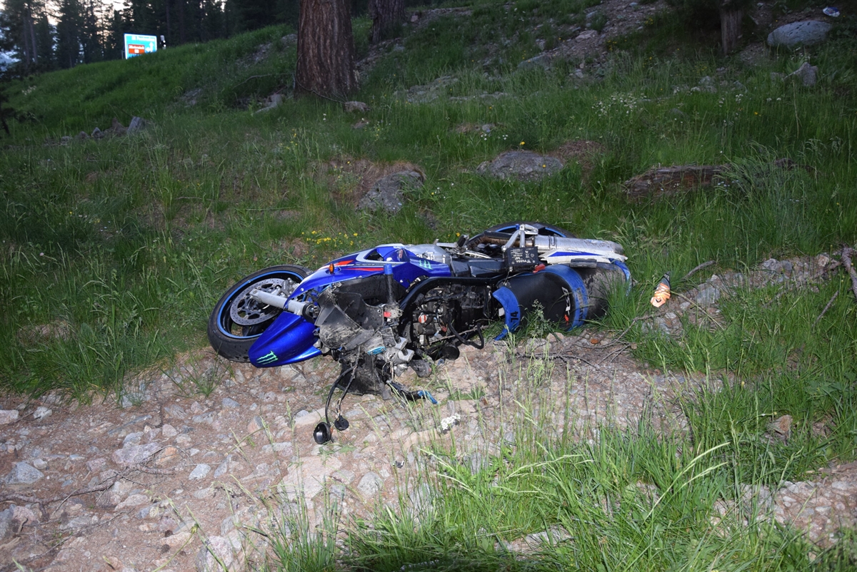 Das total beschädigte Motorrad liegt auf Wiesland im Wald.