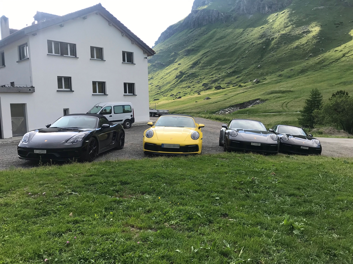 Die vier sichergestellten Autos stehen auf einem Parkplatz eines Hauses.