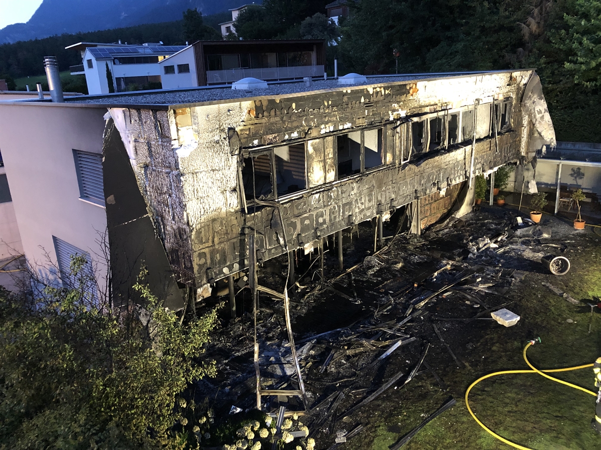 Total zerstörte Hausfassade des zweistöckigen Einfamilienhauses