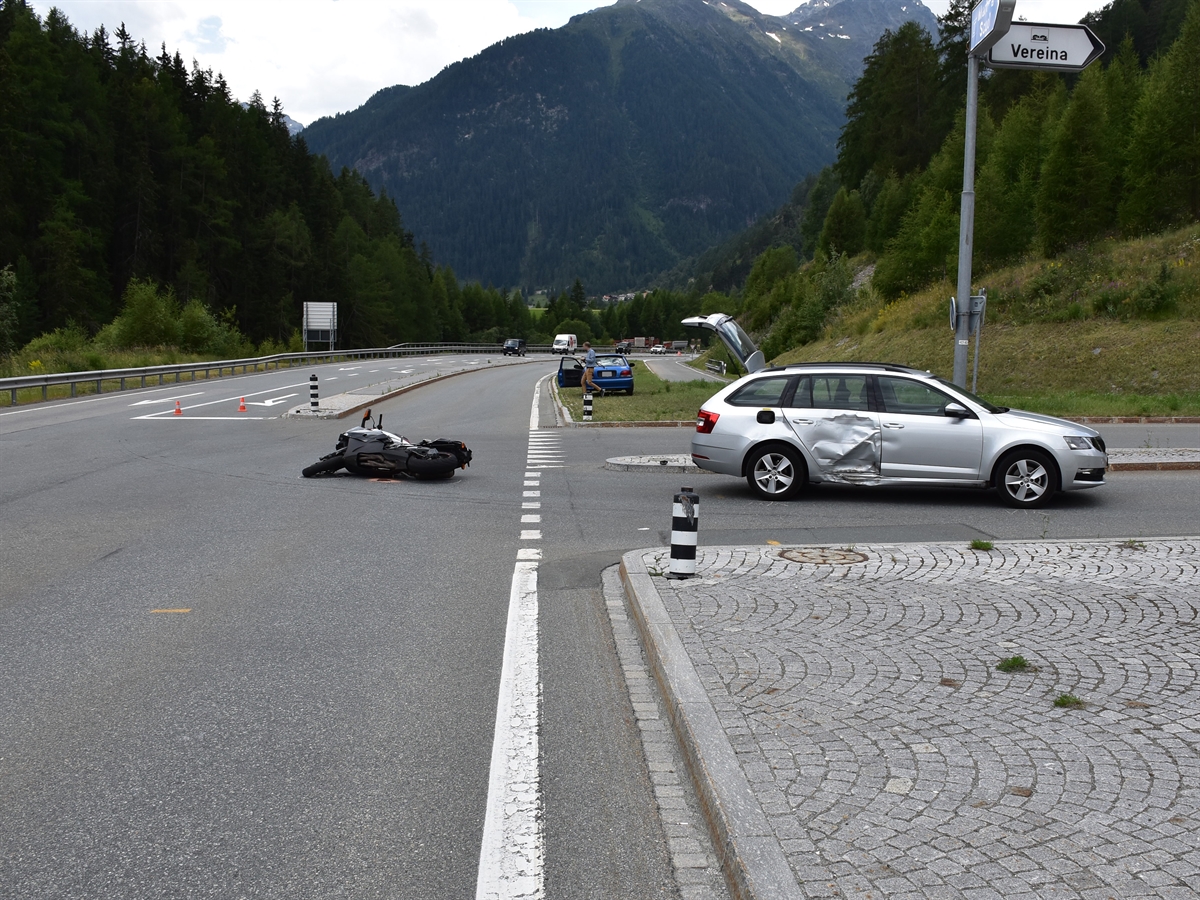 Die Verzweigung Engadinerstrasse / Sagliains mit den Unfallfahrzeugen. Das Auto ist auf der rechten Seite eingedrückt. Das Motorrad liegt auf der Strasse.