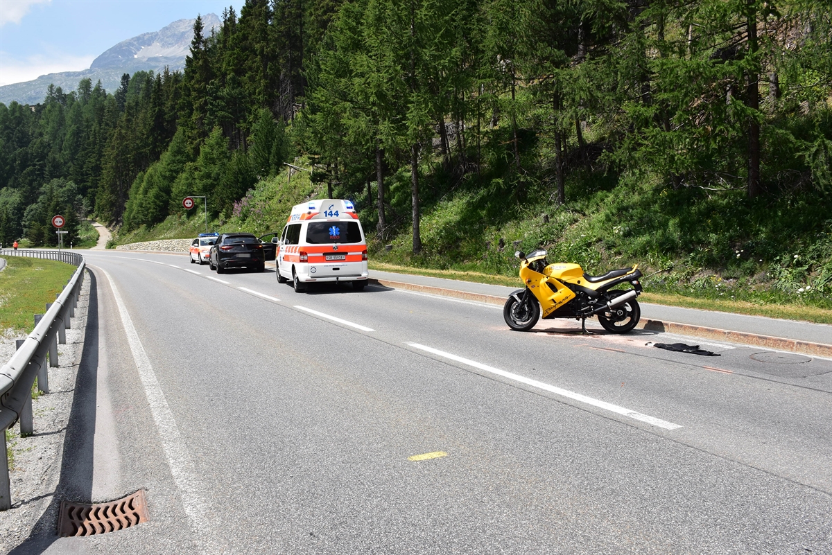Das Motorrad ist wieder aufgestellt, Ambulanz vor Ort. Benzin und Öl sind ausgelaufen.
