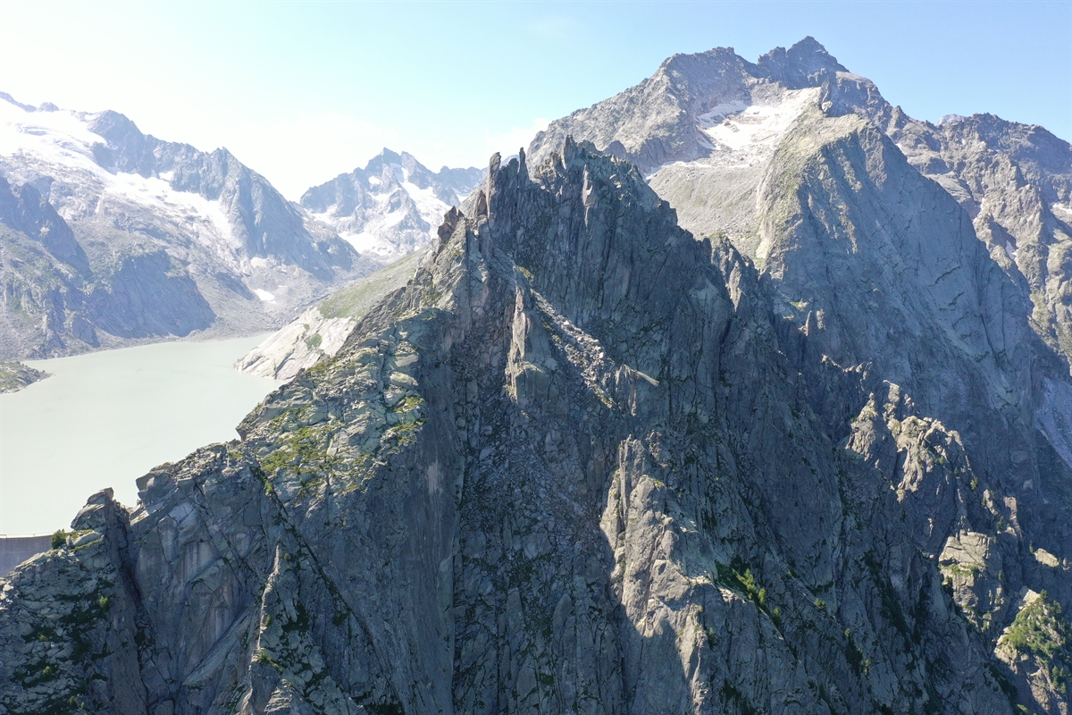 Luftaufnahme, in Bildmitte die Fiamma, links davon der Albigna-Stausee.