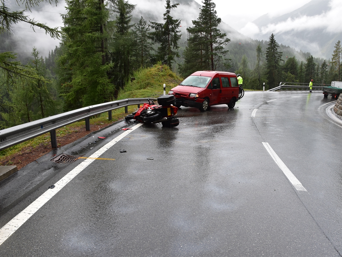 Unfallstelle mit seitlich auf der Fahrbahn liegendem Motorrad. Unmittelbar dahinter der Personenwagen, mit welchem der Motorradlenker frontal kollidierte.