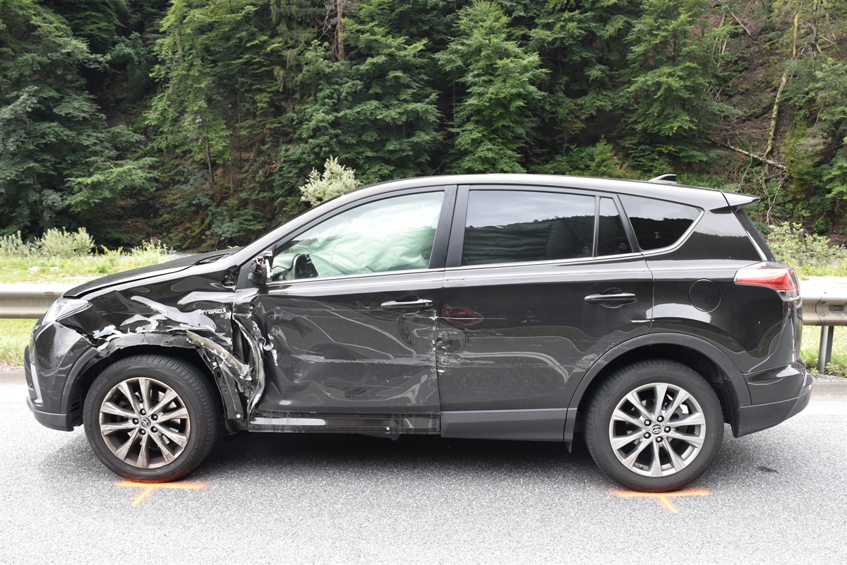 Das Auto des 41-Jährigen mit stark beschädigter linker Fahrzeugseite. In der Fahrertüre ist der entfaltete Airbag ersichtlich.