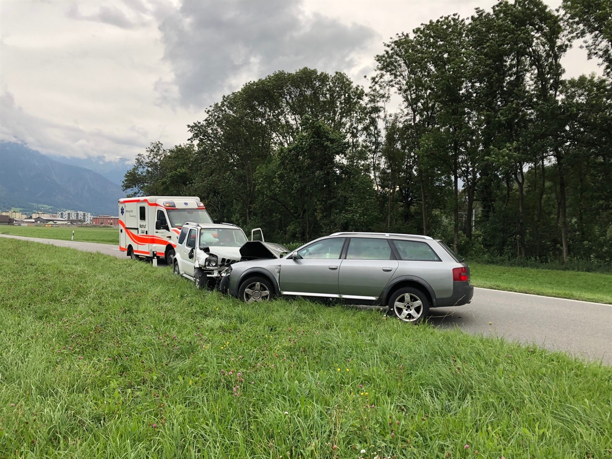 Die beiden Unfallfahrzeuge mit der Ambulanz der Rettung Chur im Hintergrund