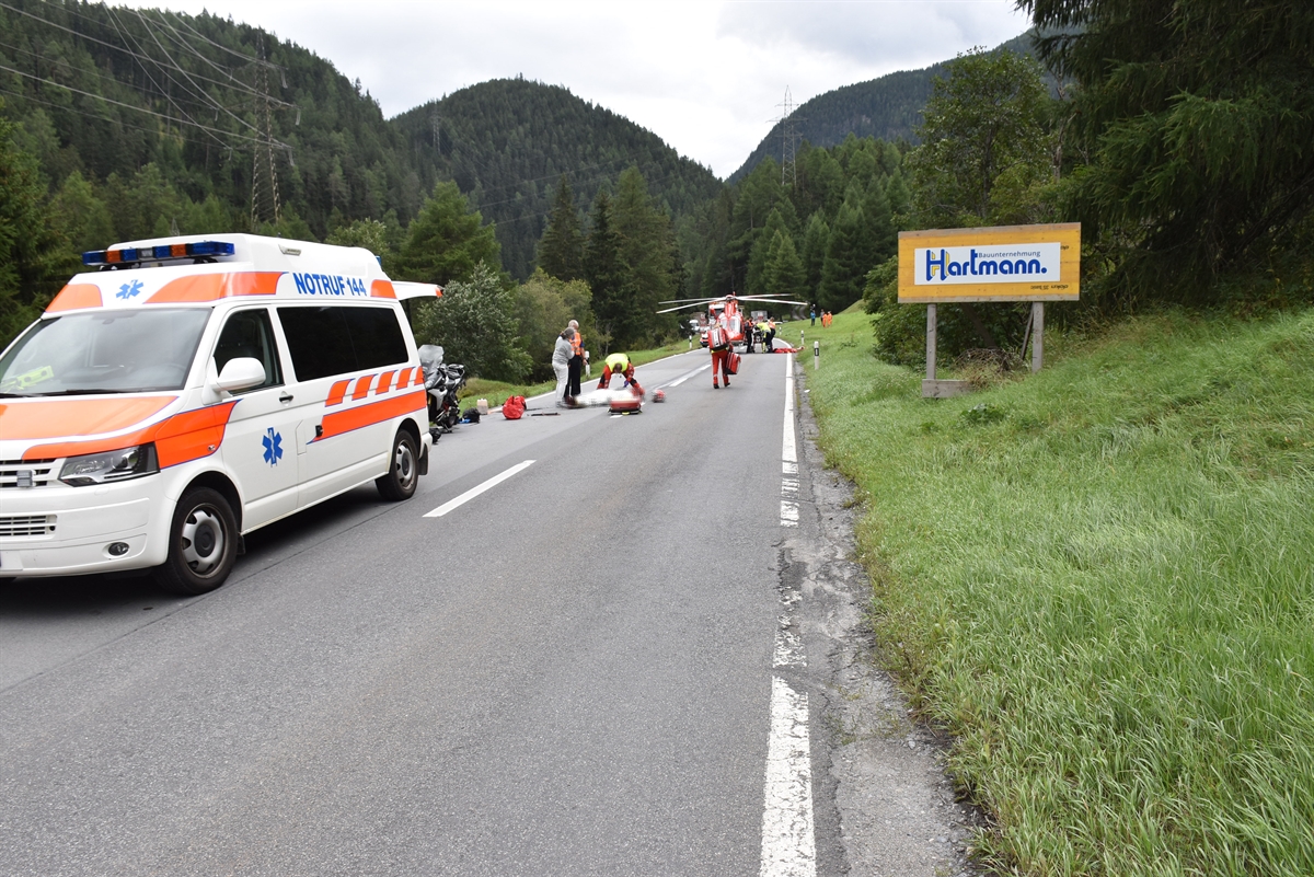 Rega und Ambulanz vor Ort, Strasse gesperrt